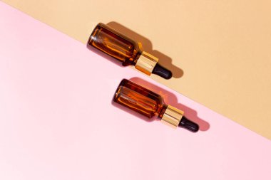 Gerekli yağlar ve kozmetikler için kehribar şişeleri. Cam şişe. Damla, sprey şişesi.