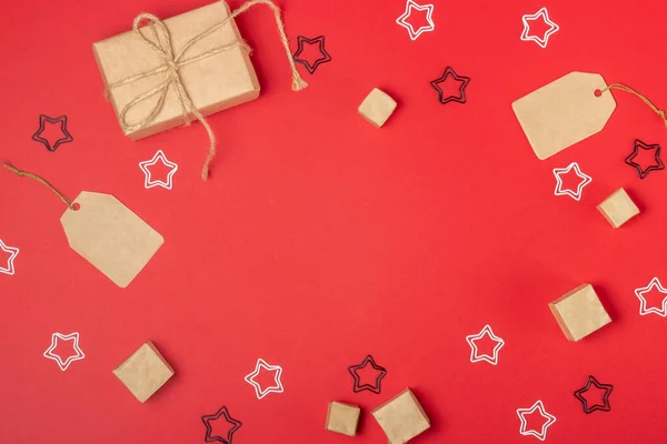Schachteln und Etiketten auf rotem Hintergrund. Konzept für Geschenkeinkauf und -verkauf — Stockfoto