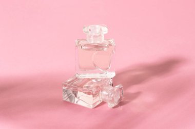 Sert gölgeli parlak güneş ışığında cam parfüm şişeleri..