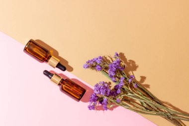 Gerekli yağlar ve kozmetikler için kehribar şişeleri. Cam şişe. Damla, sprey şişesi.