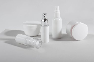 Beyaz kozmetik şişeler ve sert gölgeli kavanozlar. Ev ve güzellik salonu konsepti