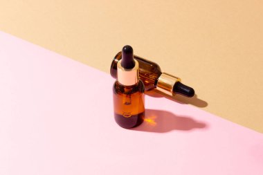 Gerekli yağlar ve kozmetikler için kehribar şişeleri. Cam şişe. Damla, sprey şişesi.