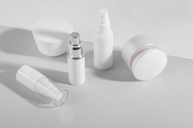 Beyaz kozmetik şişeler ve sert gölgeli kavanozlar. Ev ve güzellik salonu konsepti