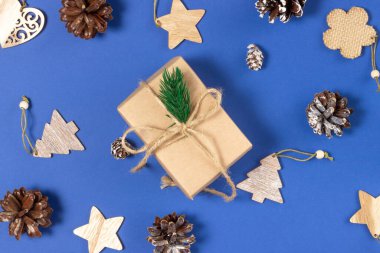 Noel süslemeleri ile mavi arka planda el sanatları kağıdına sarılı Noel hediyesi kutuları. Üst görünüm, tatil ve Noel konsepti.