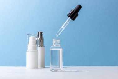 Beyaz kozmetik şişeler ve sert gölgeli kavanozlar. Güzellik salonu konsepti.