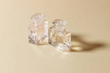 Sert gölgeli parlak güneş ışığında cam parfüm şişeleri..