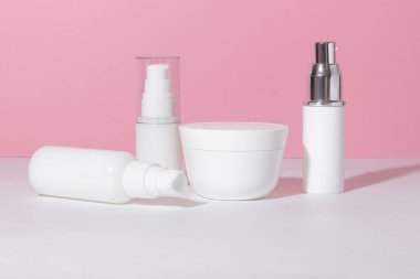 Beyaz kozmetik şişeler ve sert gölgeli kavanozlar. Güzellik salonu konsepti.