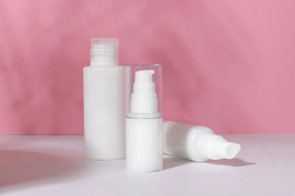 Fehér Kozmetikai Üvegek Befőttesüvegek Kemény Árnyékokkal Szépségszalon Fogalma — Stock Fotó