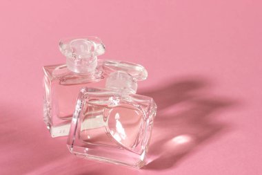 Sert gölgeli parlak güneş ışığında cam parfüm şişeleri..