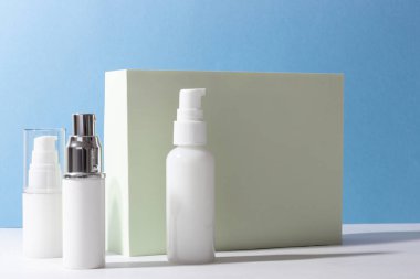 Beyaz kozmetik şişeler ve sert gölgeli kavanozlar. Güzellik salonu konsepti.