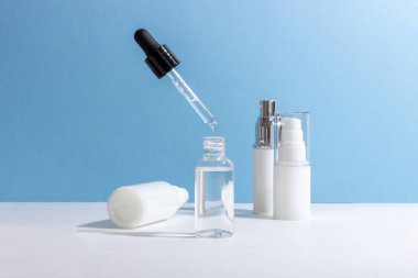 Beyaz kozmetik şişeler ve sert gölgeli kavanozlar. Güzellik salonu konsepti.