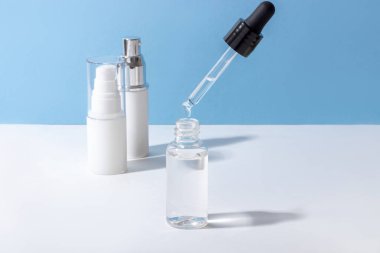 Beyaz kozmetik şişeler ve sert gölgeli kavanozlar. Güzellik salonu konsepti.