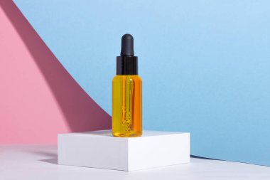 Kürsüde damlatan serum şişeleri. Kozmetik spa ürünü ve pipeti