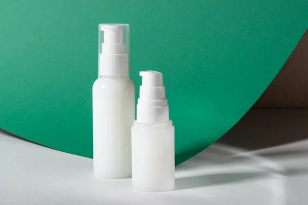 Λευκά Καλλυντικά Μπουκάλια Κρέμα Μάσκα Προσώπου Πράσινο Φόντο Mockup Ενός — Φωτογραφία Αρχείου