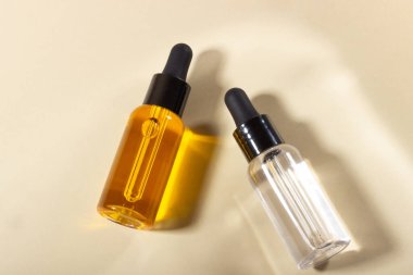 Doğal vücut ve saç yağıyla şeffaf cam kap. Düzen tasarımı. Kozmetik ve güzellik kavramı.