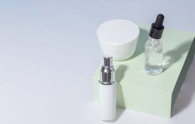Beyaz kozmetik kavanozları tezgahta. Krem, losyon, serum ve yüz maskesi için plastik kap. Çevre dostu, organik kozmetoloji kavramı.
