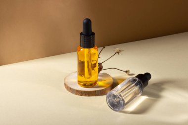 Sauna ve spa için kozmetik seti. Ahşap bir standın üzerinde doğal vücut ve saç yağı olan şeffaf cam bir kap. Düzen tasarımı. Kozmetik ve güzellik kavramı.