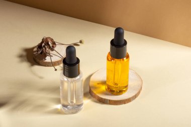 Sauna ve spa için kozmetik seti. Ahşap bir standın üzerinde doğal vücut ve saç yağı olan şeffaf cam bir kap. Düzen tasarımı. Kozmetik ve güzellik kavramı.