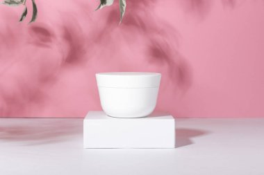 Beyaz kozmetik ürünler tübü tezgahta. Krem, losyon ve yüz maskesi için plastik kap. Çevre dostu, organik kozmetoloji kavramı.