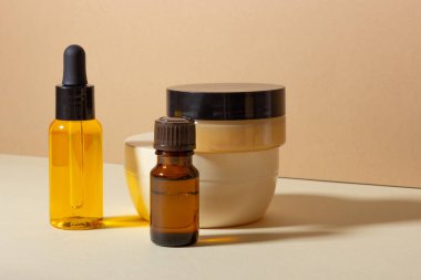 Sauna ve spa için kozmetik seti. Doğal vücut ve saç yağıyla şeffaf cam kap. Düzen tasarımı. Kozmetik ve güzellik kavramı.