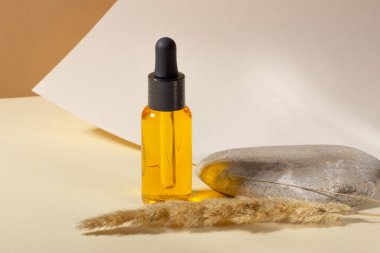 Doğal vücut ve saç yağıyla şeffaf cam kap. Düzen tasarımı. Kozmetik ve güzellik kavramı.