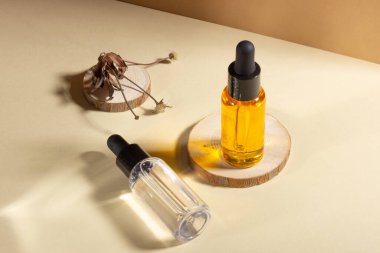 Sauna ve spa için kozmetik seti. Ahşap bir standın üzerinde doğal vücut ve saç yağı olan şeffaf cam bir kap. Düzen tasarımı. Kozmetik ve güzellik kavramı.