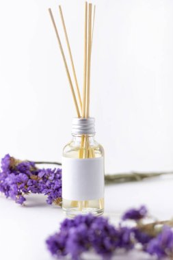 Tütsü çiçekli ev için. Çiçekler ve aromalı kurutulmuş çiçekler. Çevre dostu ev parfümü konsepti. Boşluğu kopyala