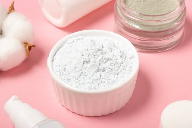 Altat ve kilden maskeler. Kozmetik ürünler, maske ve kremalı çörekler. Üst manzara, düz uzanma