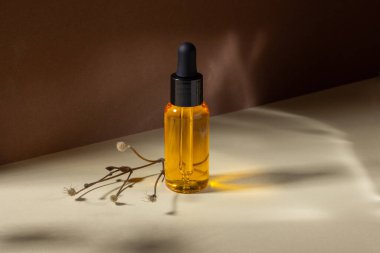 Doğal vücut ve saç yağıyla şeffaf cam kap. Düzen tasarımı. Kozmetik ve güzellik kavramı.