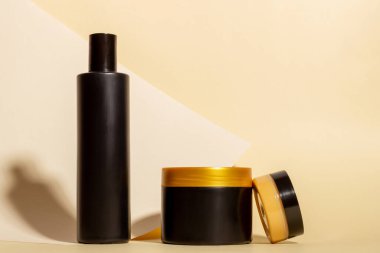 Koyu renkli kozmetik ürünleri, koyu gölgeli bej bir arka planda. Doğal organik kozmetik