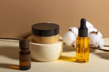 Sauna ve spa için kozmetik seti. Doğal vücut ve saç yağıyla şeffaf cam kap. Düzen tasarımı. Kozmetik ve güzellik kavramı.