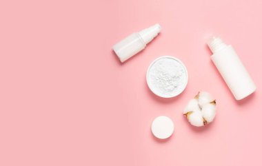 Aljinat ve kilden yüz maskeleri. Kozmetik ürünler, maskeler ve kremler kavanozlarda. Üst manzara, düz uzanma