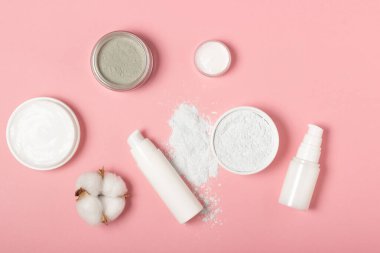 Aljinat ve kilden yüz maskeleri. Kozmetik ürünler, maskeler ve kremler kavanozlarda. Üst manzara, düz uzanma