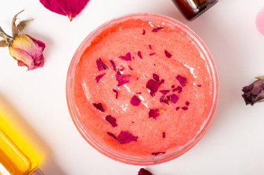 Gül yapraklı kozmetik vücut fırçası kavanozu. Doğal kozmetik. Ev Kozmetikleri