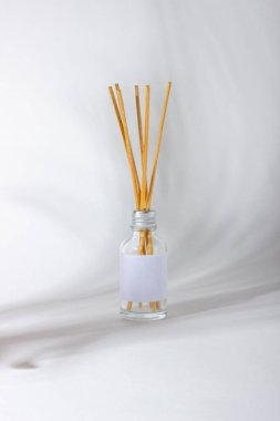 Ev için tütsü çubukları. Bitki gölgeli beyaz arka plan ve koku yayıcı. Çevre dostu ev parfümü konsepti