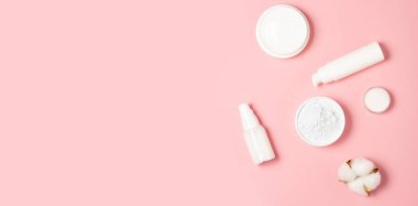 Aljinat ve kilden yüz maskeleri. Kozmetik ürünler, maskeler ve kremler kavanozlarda. Üst manzara, düz uzanma