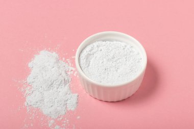 Aljinat ve kilden yüz maskeleri. Kozmetik ürünler, maskeler ve kremler kavanozlarda. Üst manzara, düz uzanma