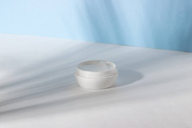 Kozmetik ürünler kavanozunun beyaz açılışı. Krem, losyon ve yüz maskeli plastik kap. Çevre dostu, organik kozmetoloji kavramı.