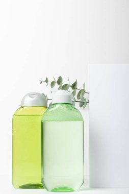Yüz temizleyici şişesi. Yüz temizleme için losyon ya da mikiler suyu. Yeşil ambalajda sıvı kozmetik ürünü. Doğal kozmetik konsepti