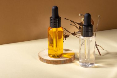 Sauna ve spa için kozmetik seti. Ahşap bir standın üzerinde doğal vücut ve saç yağı olan şeffaf cam bir kap. Düzen tasarımı. Kozmetik ve güzellik kavramı.