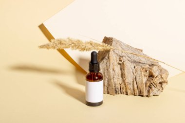 Yüz ve vücut için krem, serum ya da organik yağ içeren kozmetik kavanozu bir kütük ve sert gölgelerin arka planına karşı. Güzellik salonu ve doğal kozmetik ürünleri konsepti.