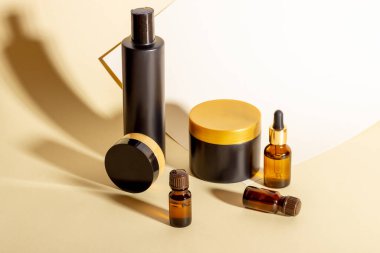 Koyu renkli kozmetik ürünleri, koyu gölgeli bej bir arka planda. Doğal organik kozmetik