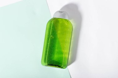 Yüz temizleyici şişesi. Yüz temizleme için losyon ya da mikiler suyu. Yeşil ambalajda sıvı kozmetik ürünü. Doğal kozmetik konsepti