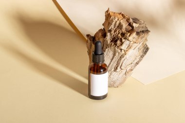 Yüz ve vücut için krem, serum ya da organik yağ içeren kozmetik kavanozu bir kütük ve sert gölgelerin arka planına karşı. Güzellik salonu ve doğal kozmetik ürünleri konsepti.