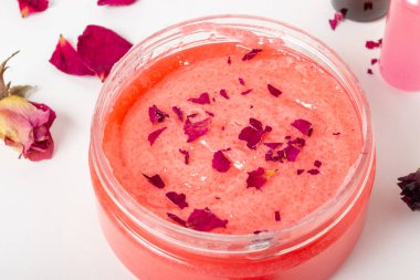 Gül yapraklı kozmetik vücut fırçası kavanozu. Doğal kozmetik. Ev Kozmetikleri