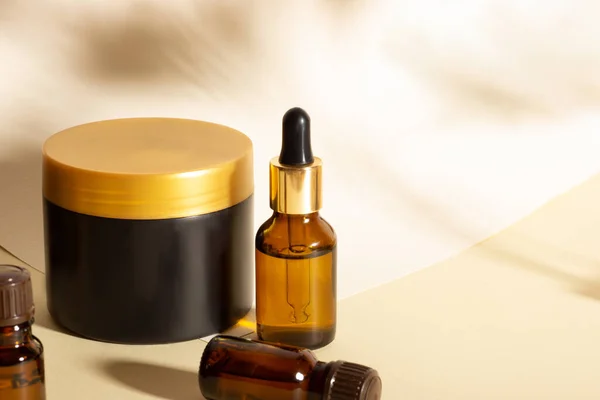 Een Set Cosmetische Producten Van Donkere Kleur Een Beige Achtergrond — Stockfoto