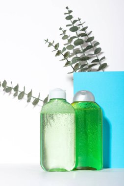 Yüz temizleyici şişesi. Yüz temizleme için losyon ya da mikiler suyu. Yeşil ambalajda sıvı kozmetik ürünü. Doğal kozmetik konsepti