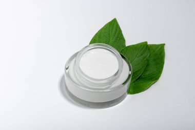 Doğal malzemeli kadın kozmetiği. Yüz ve vücut bakımı anlamına gelir.