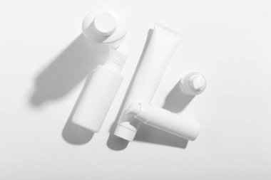 Etiketlemek için boş alanı olan beyaz tüplerdeki kozmetik ürünler.