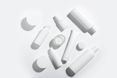 Etiketlemek için boş yeri olan beyaz tüplerdeki kozmetik ürünler. Yüz ve vücut bakımı için makyaj malzemeleri. Nemlendirici krem, arıtıcı maske.